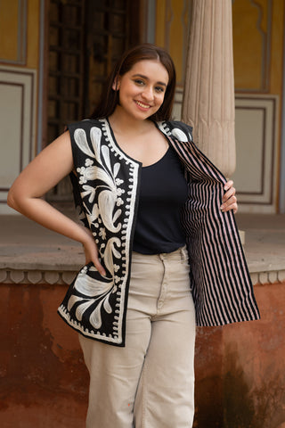 White Black Embroidery Combination Sleeveless Vest