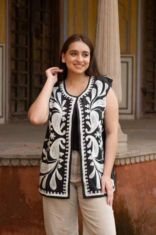 White Black Embroidery Combination Sleeveless Vest