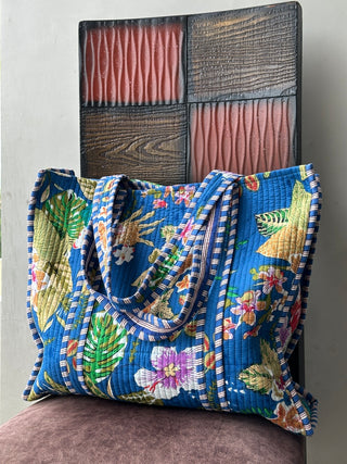 Quilted tote bag with inside pocket