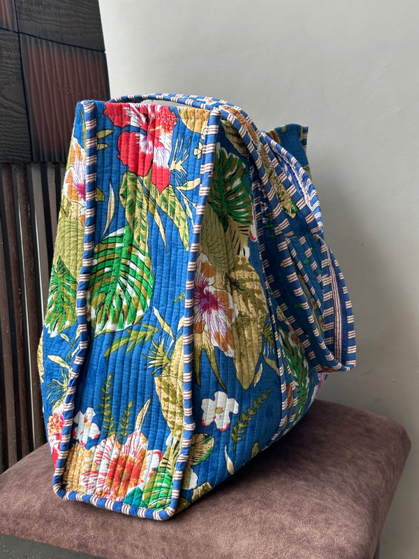 Quilted tote bag with inside pocket