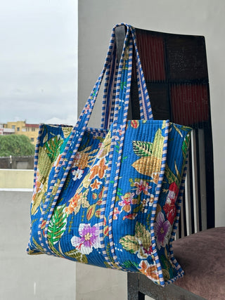 Quilted tote bag with inside pocket